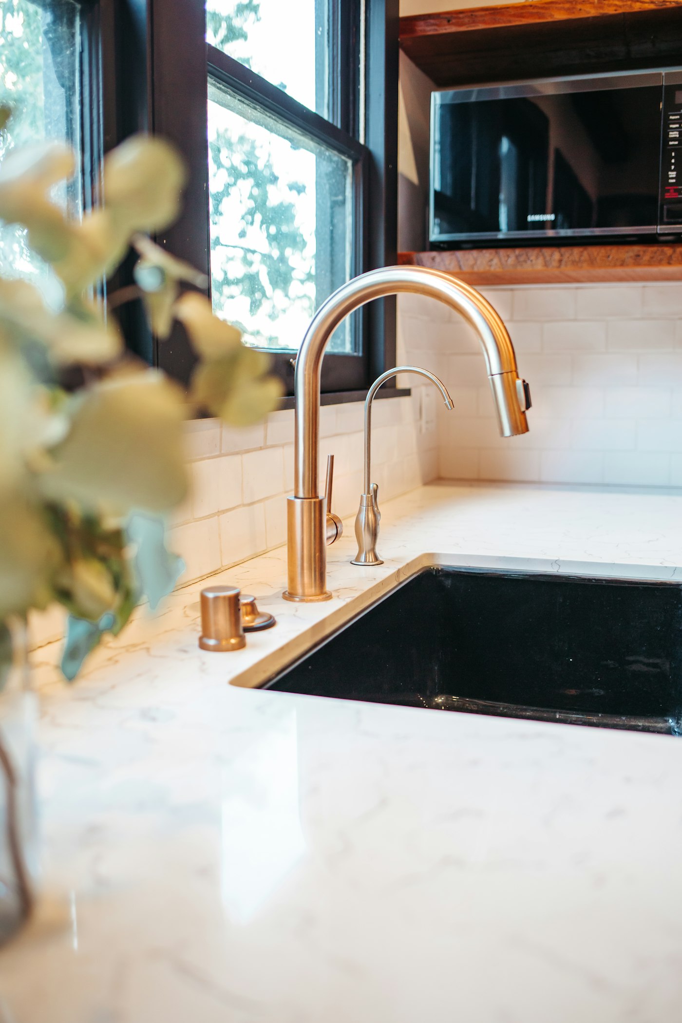 Touch-free commercial kitchen sensor faucet